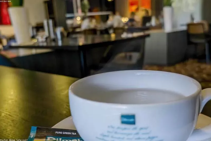 Persoană obosită la birou, simbol al sindromului burnout