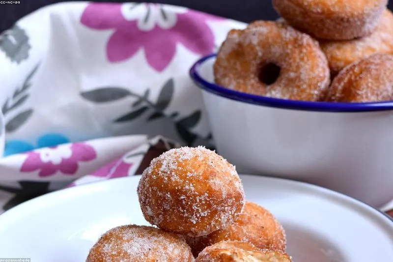 Natural remedies for insulin resistance with cinnamon, walnuts and fresh vegetables