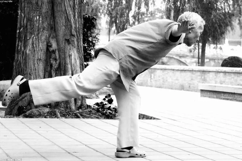 Prevenția căderilor la vârstnici cu exerciții de echilibru, vitamina D și siguranță în casă