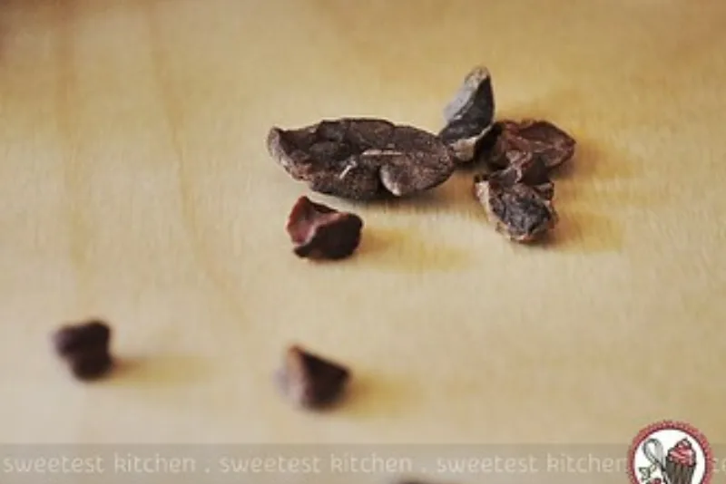 Boabe și nibs de cacao crudă pe o masă de lemn