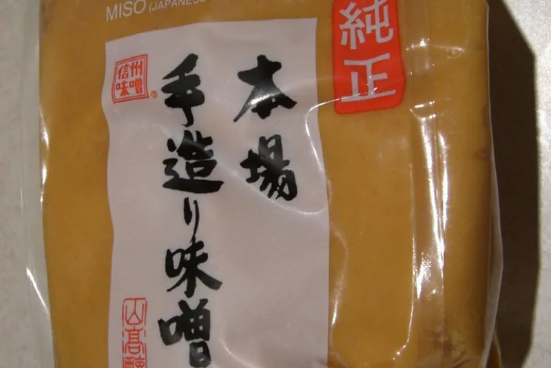 Pastă de miso japoneză din soia fermentată, ambalată tradițional